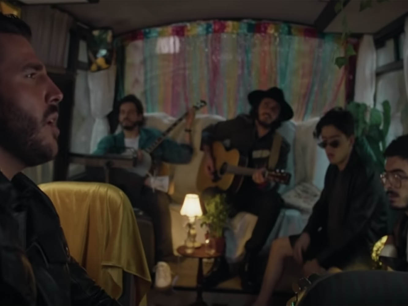  GAF Royalty Antonio José y Morat se van de road trip hippierracha en el vídeo de ‘Lo Que Hará Mi Boca’