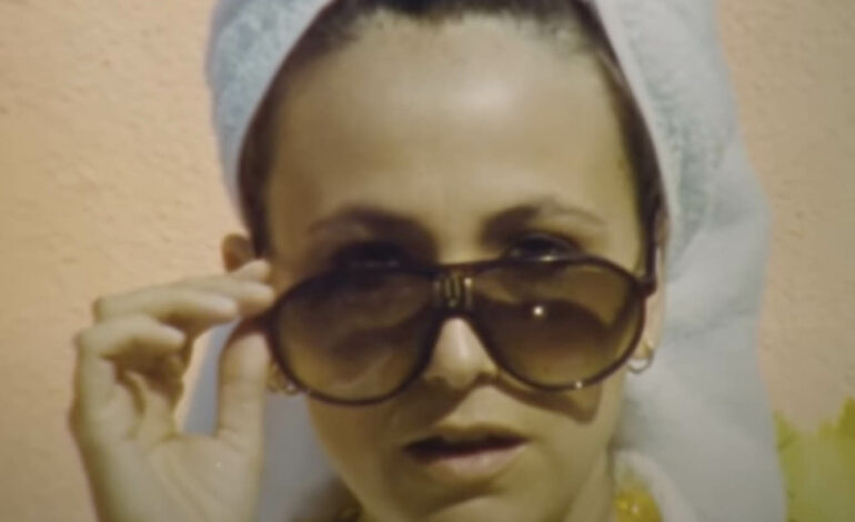 Rigoberta Bandini lleva el ‘Amo A Laura’ a un verano marbellí en el vídeo de ‘Julio Iglesias’