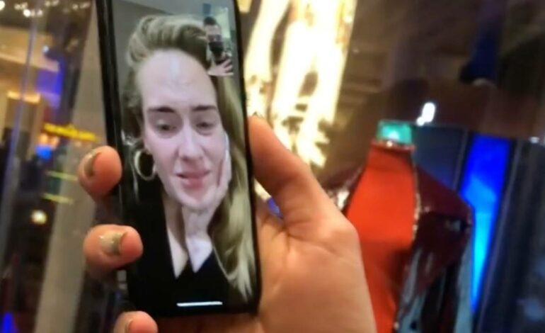  Control de daños: Adele videollama a varios fans para disculparse por la chapuza de Las Vegas