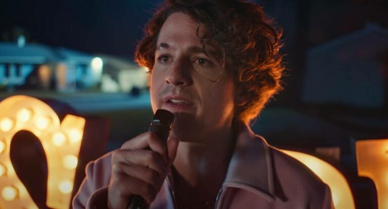 Charlie Puth es la niña de ‘The Ring’ gracias a ‘Light Switch’