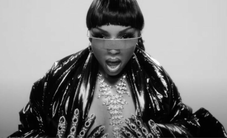  Chlöe se deja el coxis en el vídeo de su segundo single, ‘Treat Me’