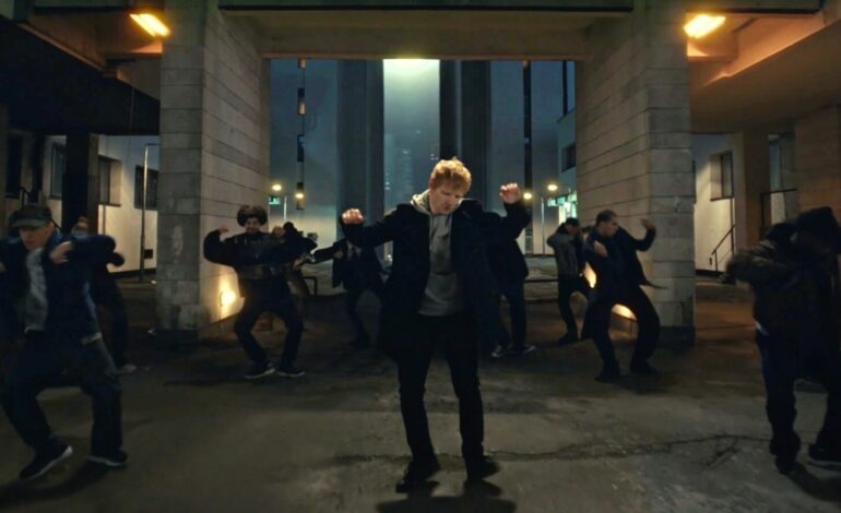  Como si Ucrania no estuviera pasando ya por bastante, Ed Sheeran estrena el vídeo de ‘2 Step’, rodado en Kiev
