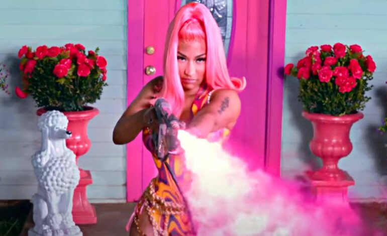  Nicki Minaj se adelanta al estreno de ‘Barbie’ con su propio set en ‘Super Freaky Girl’