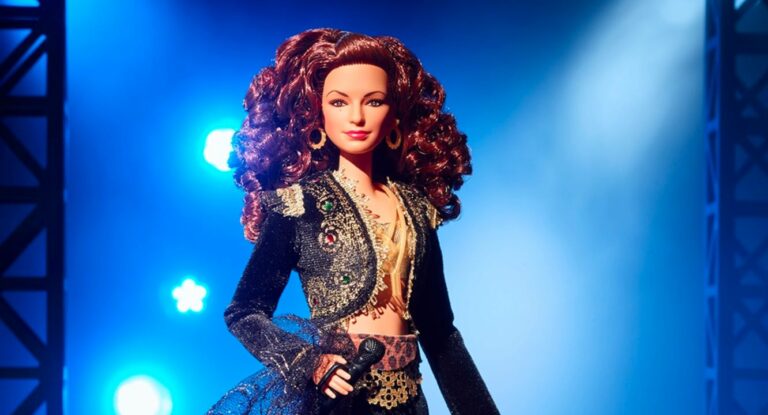 ¡Ya puedes entregar tus propios Grammy de Papier Mâché a tu Barbie Gloria Estefan!