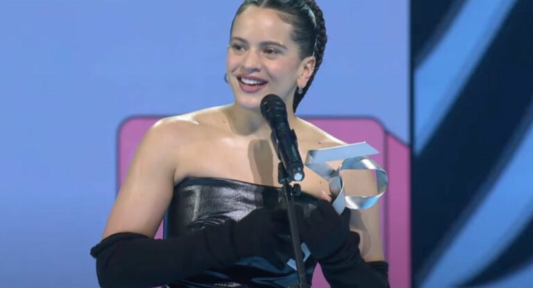 Los40 Messy Awards encumbran a Rosalía y ellas dirigen el cotarro en directo