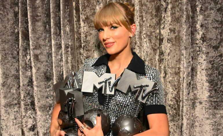  MTV Taylor Music Swifts 2022 · Taylor Swift swiftea 4 Taylor Swifts