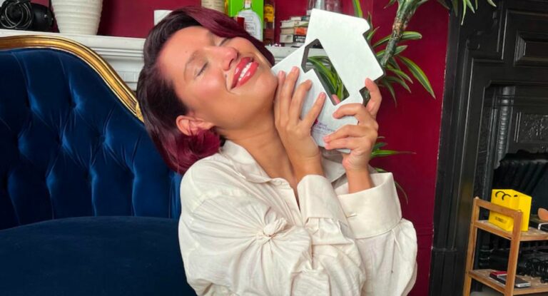 🇬🇧 · Raye estrena los #1 post-navideños con ‘Escapism’