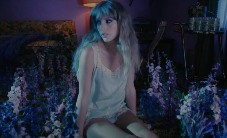  Lavanda del patio: Taylor Swift lleva ‘Lavender Haze’ a la literalidad en su vídeo