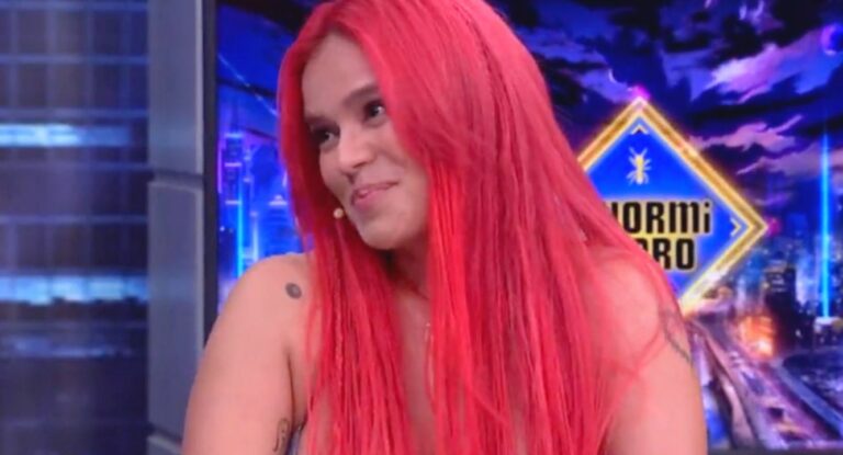 Pablo Motos llama “Becky G” a Karol G durante su visita a El Mismísimo Infierno En La Tierra™
