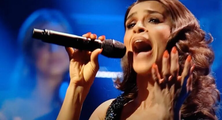 Melody, de las Pussycat Dolls, pone en pie al AO Arena de Manchester (y no es para menos)