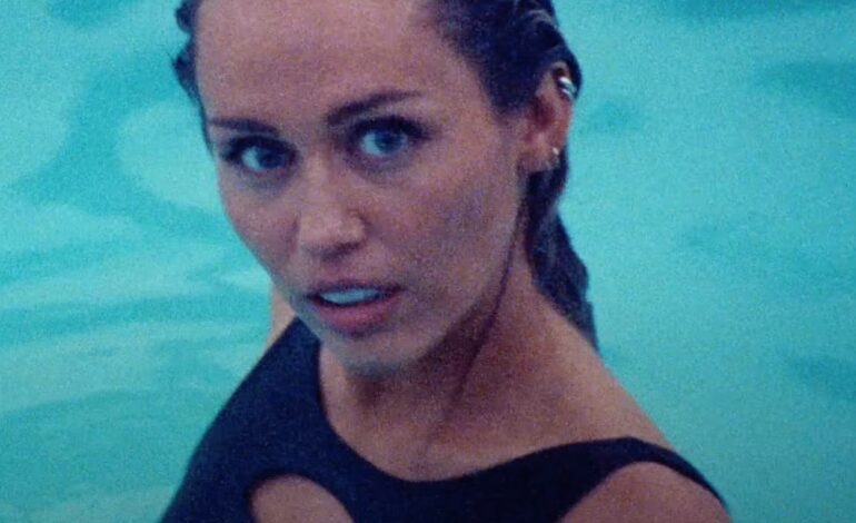  El de ‘Jaded’ es uno de eso vídeos en los que Miley Cyrus da vueltas