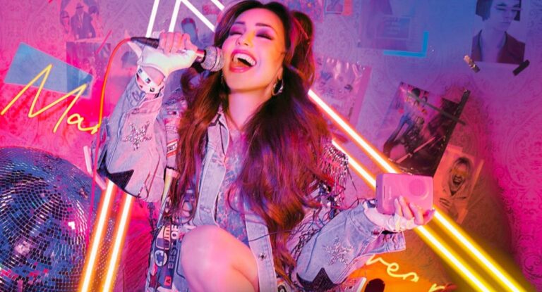 Poco se está hablando de lo del nuevo álbum de Thalía. Poco.