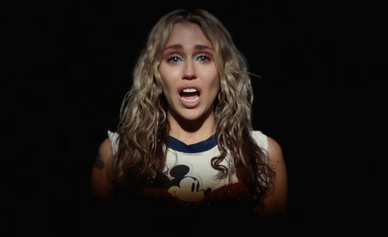  Miley Cyrus es el mango bien madurito en ‘Used To Be Young’
