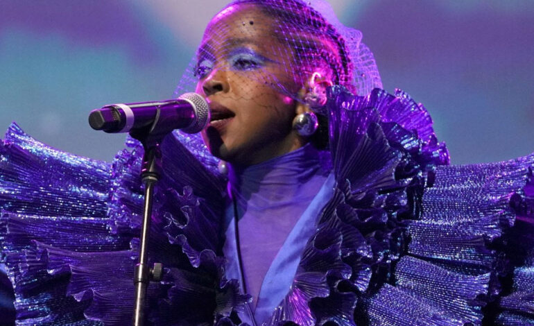  Lauryn Hill, al público: “¡Teneis suerte de que salga al escenario!”