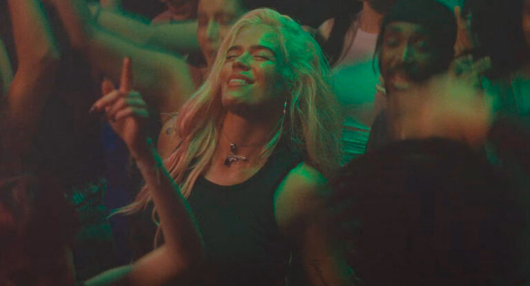 Karol G interpola ‘Bleeding Love’ de Leona Lewis en ‘Contigo’