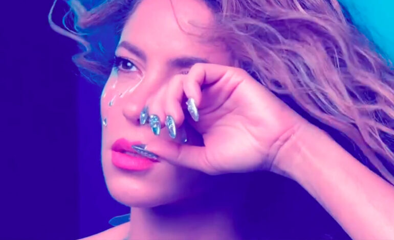  Shakira luce a marcarse otro disco recopilatorio de singles en vez de un álbum