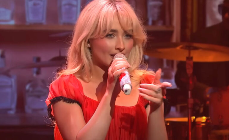  Sabrina Carpenter paga con la tarjeta oro del Banco Facial en ‘Saturday Night Live’