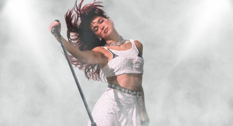 Glastonbury dispara las ventas de Dua Lipa, que rozaría el #1 en UK con ‘Radical Optimism’