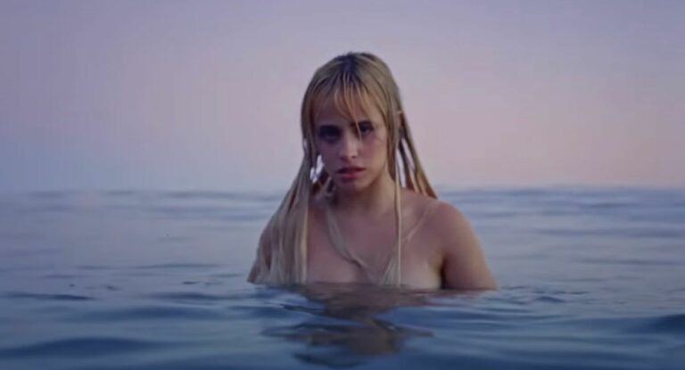 ¿Tiene Camila Cabello un as bajo la manga de ‘C, XOXO’ o es ella latino Marta Riesco?