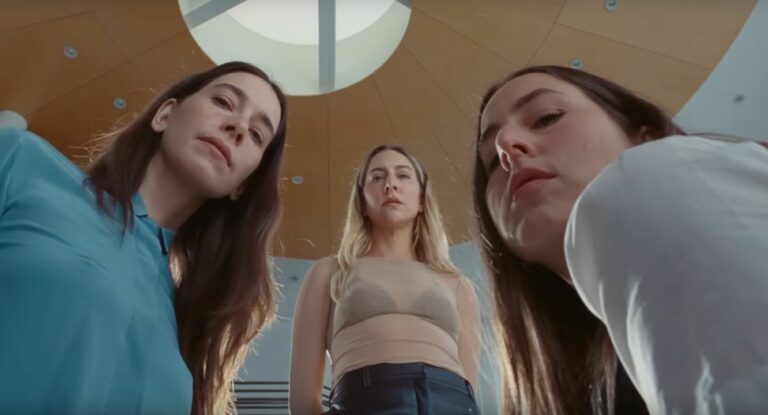Haim lleva el miedo al compromiso a la erótica de Calcedonia en ‘Relationships’