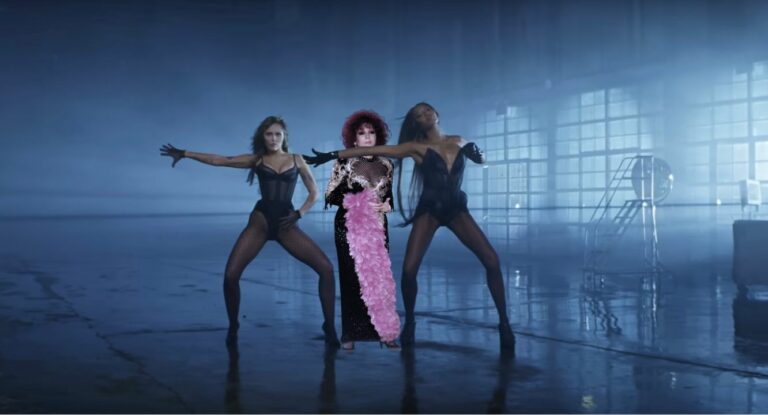 Miley Cyrus y Naomi Campbell se marcan un Sara Montiel en ‘Every Girl You Ever Loved’