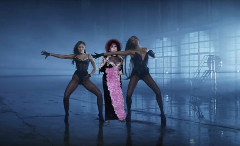  Miley Cyrus y Naomi Campbell se marcan un Sara Montiel en ‘Every Girl You Ever Loved’