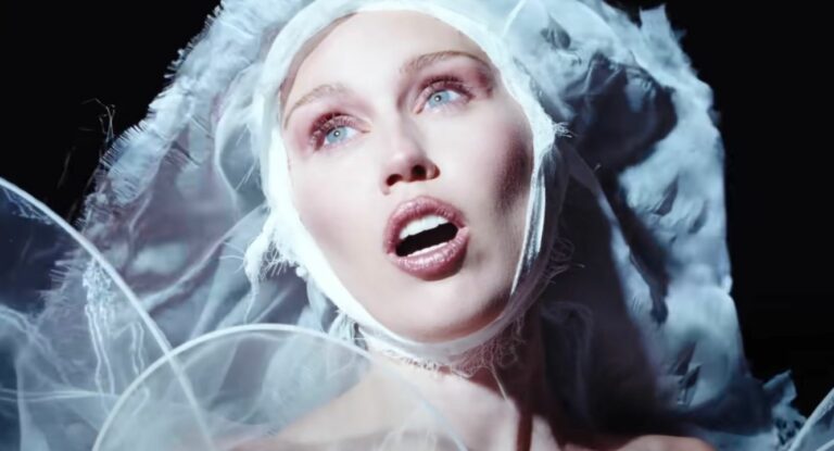 Miley Cyrus y su padre firman una tregua con ‘Secrets’