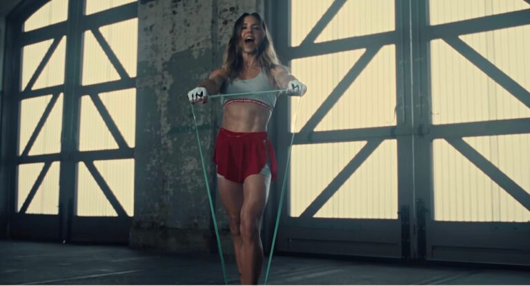 Melanie C lleva el crossfit a los pasillos del Bershka en ‘Sweat’