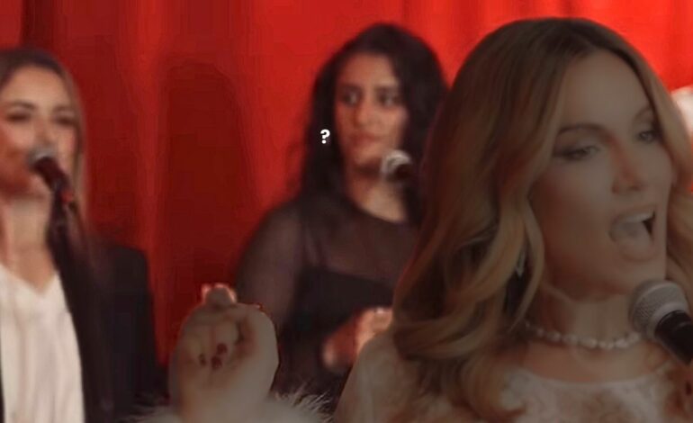  Las coristas roban totalmente el show en ‘Santa Claus Llegó A La Ciudad’ de Edurne: “Fani, socorro”