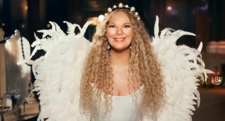 Mariah Carey comparte su anuncio de la Navidad. Énfasis en “anuncio”.
