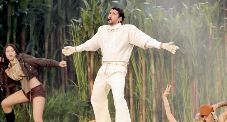Bad Bunny revienta la Super Bowl con mensaje social, emoción, Lady Gaga & Ricky Martin