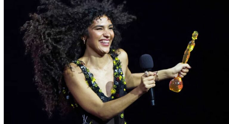 Premios Brit 2026 · Olivia Dean se lleva todo lo que podía llevarse; Rosalía gana su primer Brit
