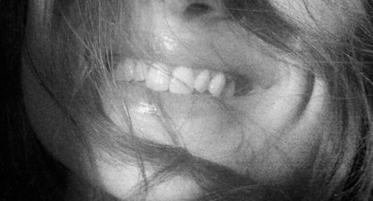 Ariana Grande elige no romper la racha de portada espantosas en su nuevo álbum, Petal
