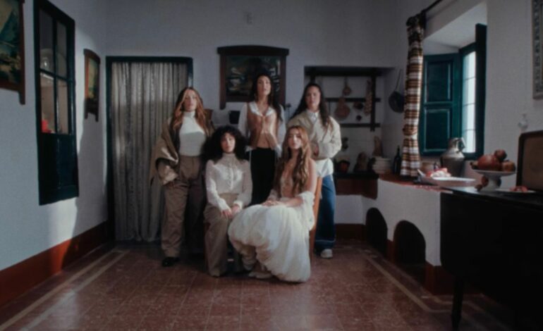  Lola Indigo sirve Federica García Lorca Por Su Tigre en ‘Tus Iniciales’