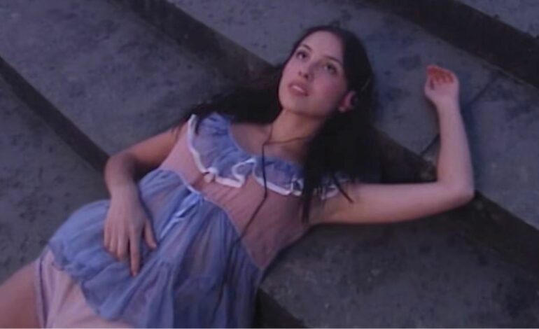  Olivia Rodrigo sirve Luis XVI quedándose muerta en Versalles en ‘Drop Dead’