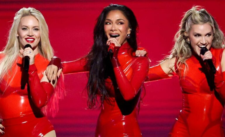  Nicole Scherzinger sale mejor parada que las Pussycat Dolls en su reencuentro en los AMA