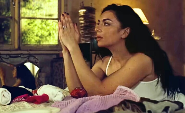  Charli XCX en modo “¡límpiame el culo!” de Paulina en ‘Wink Wink’