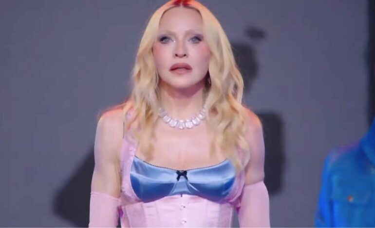  Madonna actúa en Times Square tras liberar ‘Love Sensation’ en plataformas
