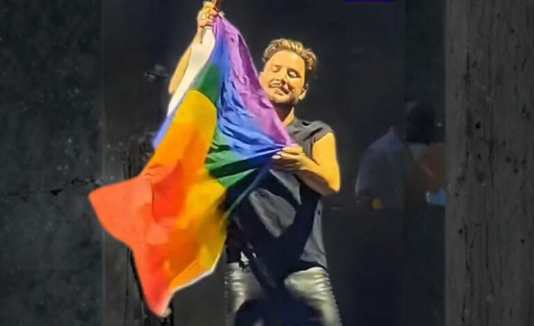  Manuel Carrasco responde a la charca: “¿Te parezco femenino? ¿Gay? ¿Y?”