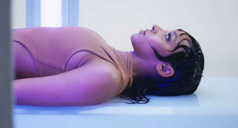 ‘Too Easy’ de Tinashe suena como si Katseye lanzara un buen single