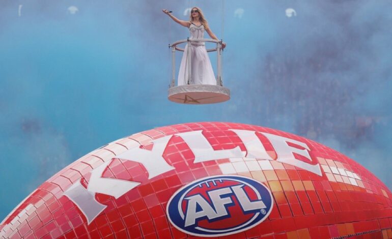  El público, más tieso que un menhir en la ‘Super Bowl’ australiana de Kylie