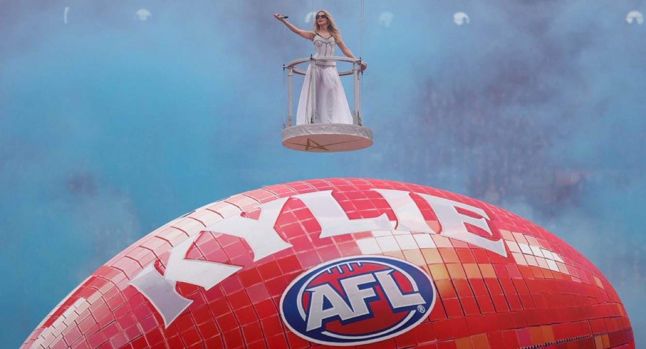 El público, más tieso que un menhir en la ‘Super Bowl’ australiana de Kylie