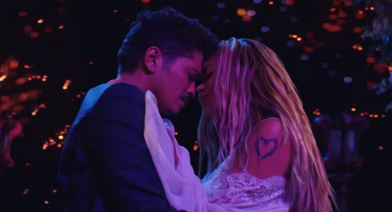 Bruno Mars invita a Karol G a bailar en ‘Dance With Me’ pero se mueven menos que el plátano de Ralph Wiggum