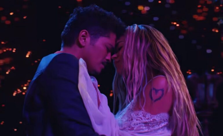  Bruno Mars invita a Karol G a bailar en ‘Dance With Me’ pero se mueven menos que el plátano de Ralph Wiggum