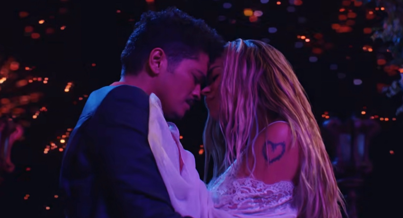 Bruno Mars invita a Karol G a bailar en ‘Dance With Me’ pero se mueven menos que el plátano de Ralph Wiggum