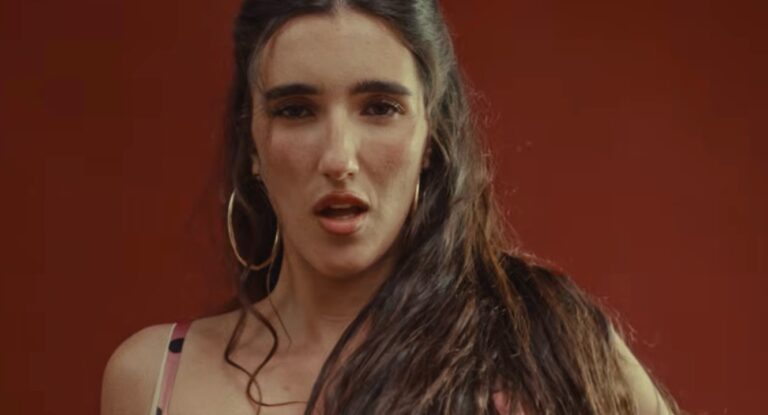 Amélie, Bigas Luna, Rossy De Palma y Romero De Torres bajo ‘La Falda’ de Judeline