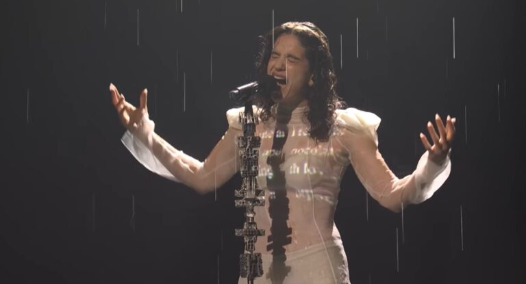Rosalía apunta, desde SNL, a los votantes de los Grammy justo en el momento clave