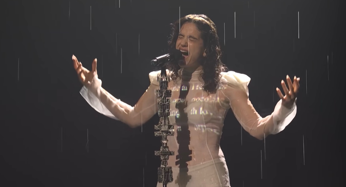 Rosalía apunta, desde SNL, a los votantes de los Grammy justo en el momento clave