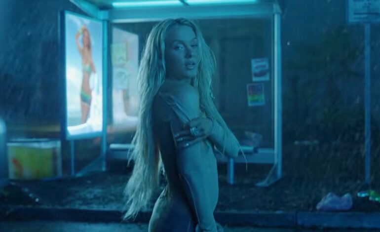  Algún podólogo va a forrarse tras el estreno de ‘Blue Moon’ de Zara Larsson