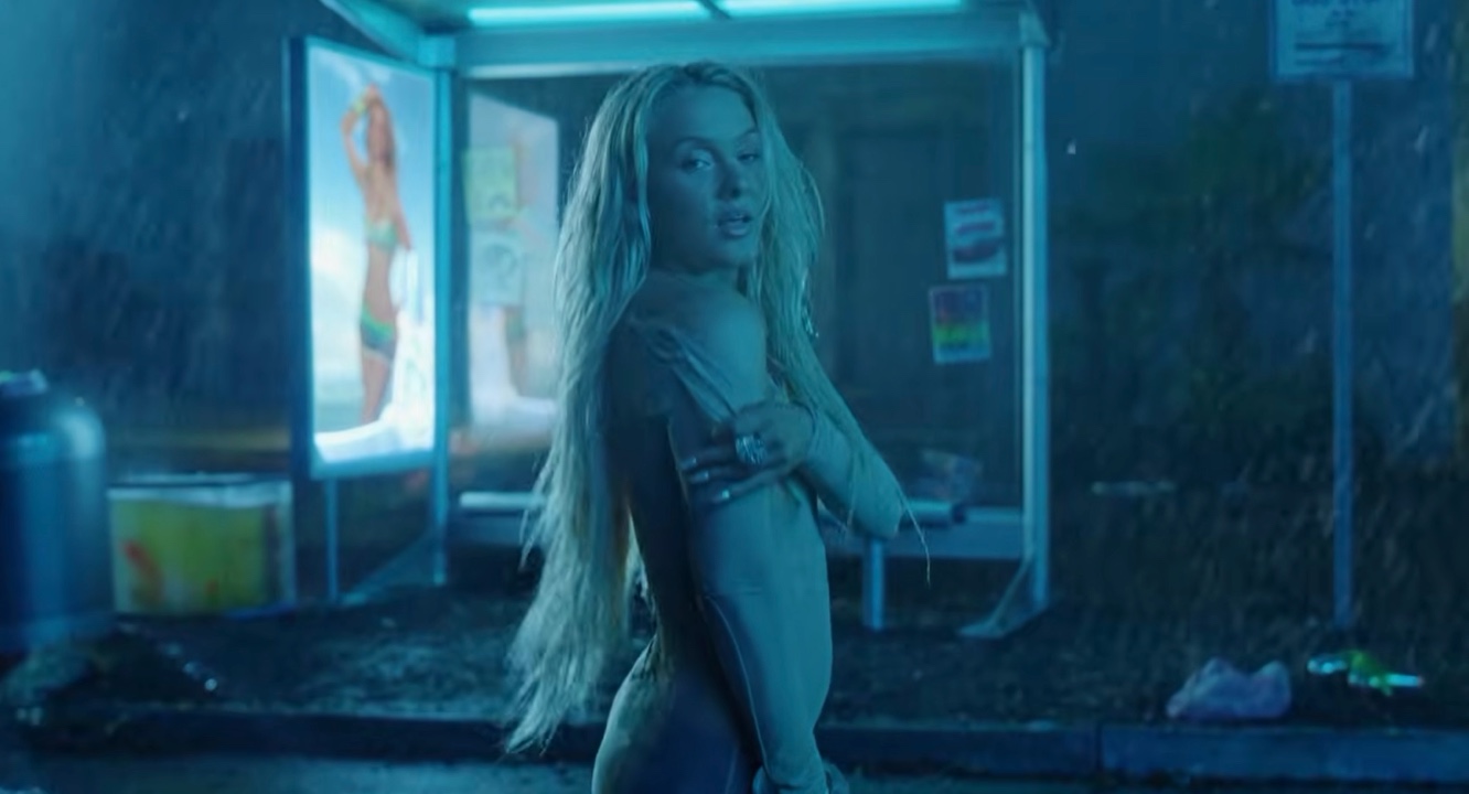 Algún podólogo va a forrarse tras el estreno de ‘Blue Moon’ de Zara Larsson